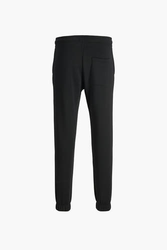 Zwarte joggingbroek van JJREBEL met een achterzak, en elastische banden aan de enkels.
