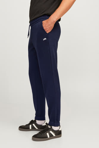 Short deau JJ JJRERE, avec un cord et des poches po combinée avec des sneakers noires à rayures blanches.