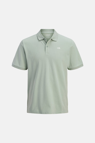 Blauw poloshirt van JJREBEL, met korte mouwen en een klassieke kraag met knoopsluiting, en een klein logo.