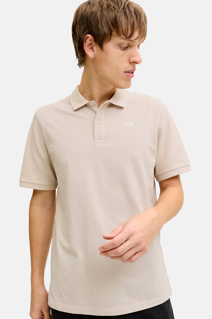 Beige polo van JJREBEL, met korte mouwen en een subtiele logoprint op de borst.
