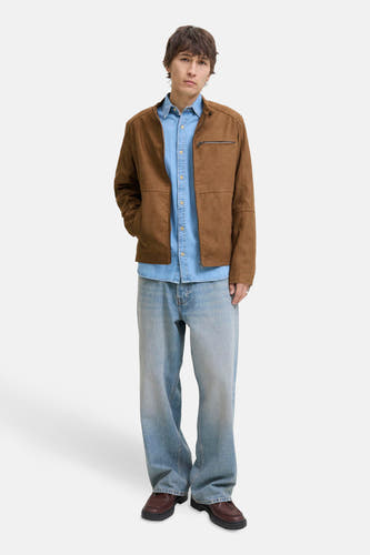 Bruine, korte jas van PREMIUM BLUE by JACK & JONES, met een blauw denim overhemd en wijde jeans.