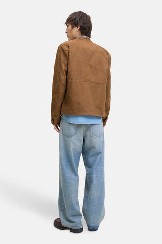 Bruine korte jas van PREMIUM BLUE by JACK & JONES, gezien van achteren, met blauw overhemd en wijde jeans.