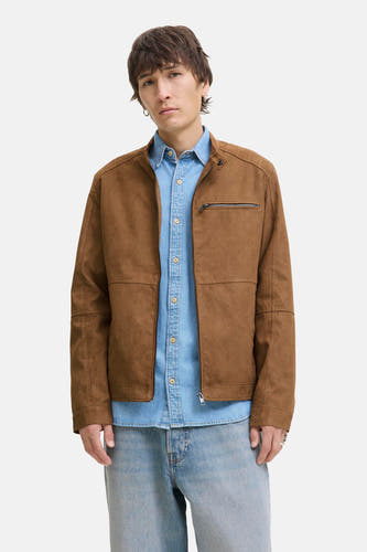 Bruine korte jas van PREMIUM BLUE by JACK & JONES, gedragen over een blauw denim overhemd en jeans.