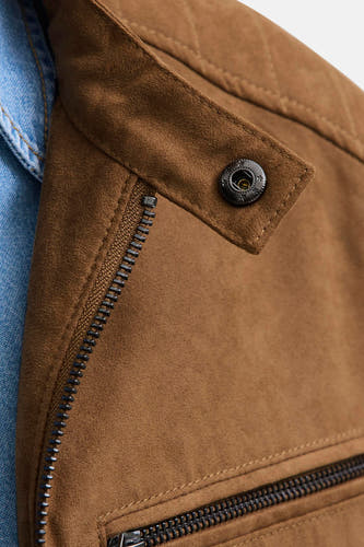 Bruine korte jas van PREMIUM BLUE by JACK & JONES, met een ritssluiting en een drukknoop detail.
