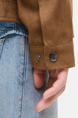 Bruine korte jas van PREMIUM BLUE by JACK & JONES, met metalen knoopdetail en lichte denim jeans.