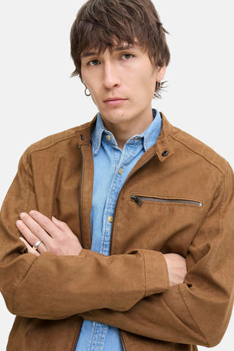 Bruine korte jas van PREMIUM BLUE by JACK & JONES, met zichtbare ritsen en gedragen over een denim overhemd.