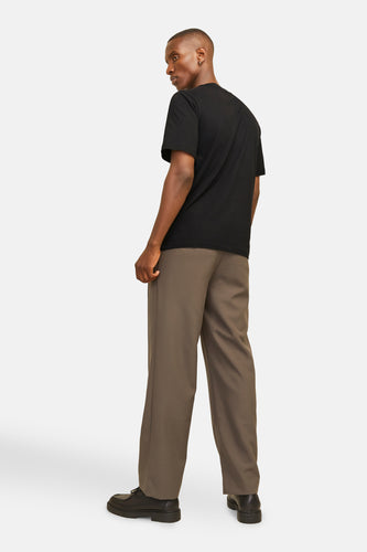 Zwart T-shirt met korte mouwen van ORIGINALS by JACK & JONES, gezien van achteren, met bruine broek en zwarte schoenen.