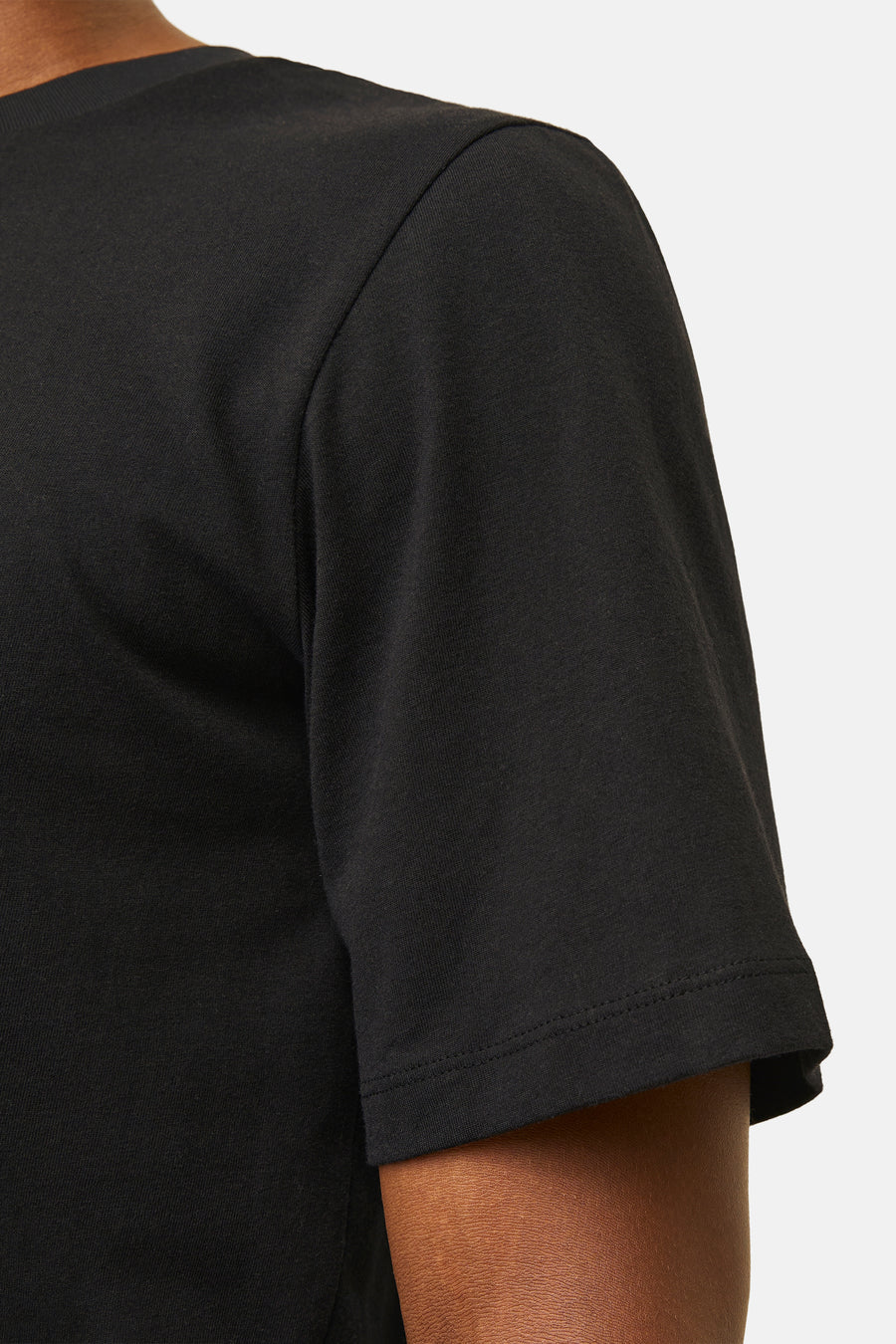 Zwart T-shirt met korte mouwen van ORIGINALS BY JACK & JONES, detailopname van de mouw en schouder.