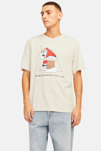 Beige T-shirt met korte mouwen van ORIGINALS BY JACK & JONES, met afbeelding van een cartoon Santa en jeans.