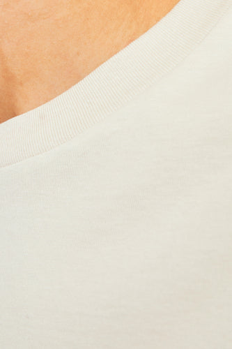 Beige T-shirt met korte mouwen van ORIGINALS BY JACK & JONES, close-up van de halslijn en schouder.