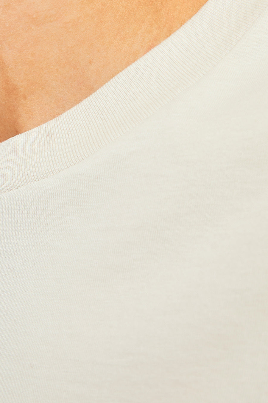 Beige T-shirt met korte mouwen van ORIGINALS BY JACK & JONES, close-up van de halslijn en schouder.