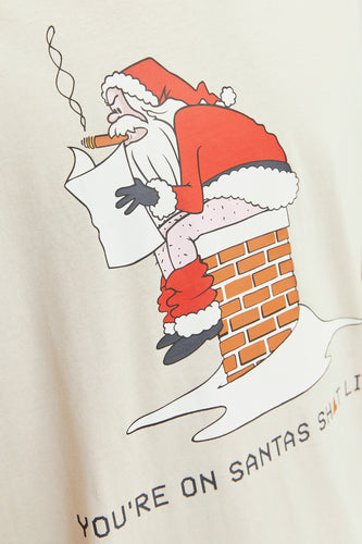 Beige T-shirt met korte mouwen van ORIGINALS BY JACK & JONES, met kerstman print en de tekst 'You're on Santa's shit list'.