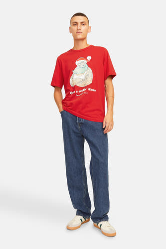Rood T-shirt met korte mouwen van ORIGINALS BY JACK & JONES, met afbeelding van de kerstman en gedragen met jeans en sneakers.