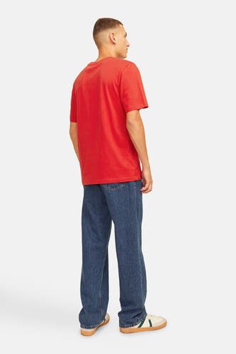 Rood T-shirt met korte mouwen van ORIGINALS BY JACK & JONES, met blauwe jeans en crèmekleurige sneakers.