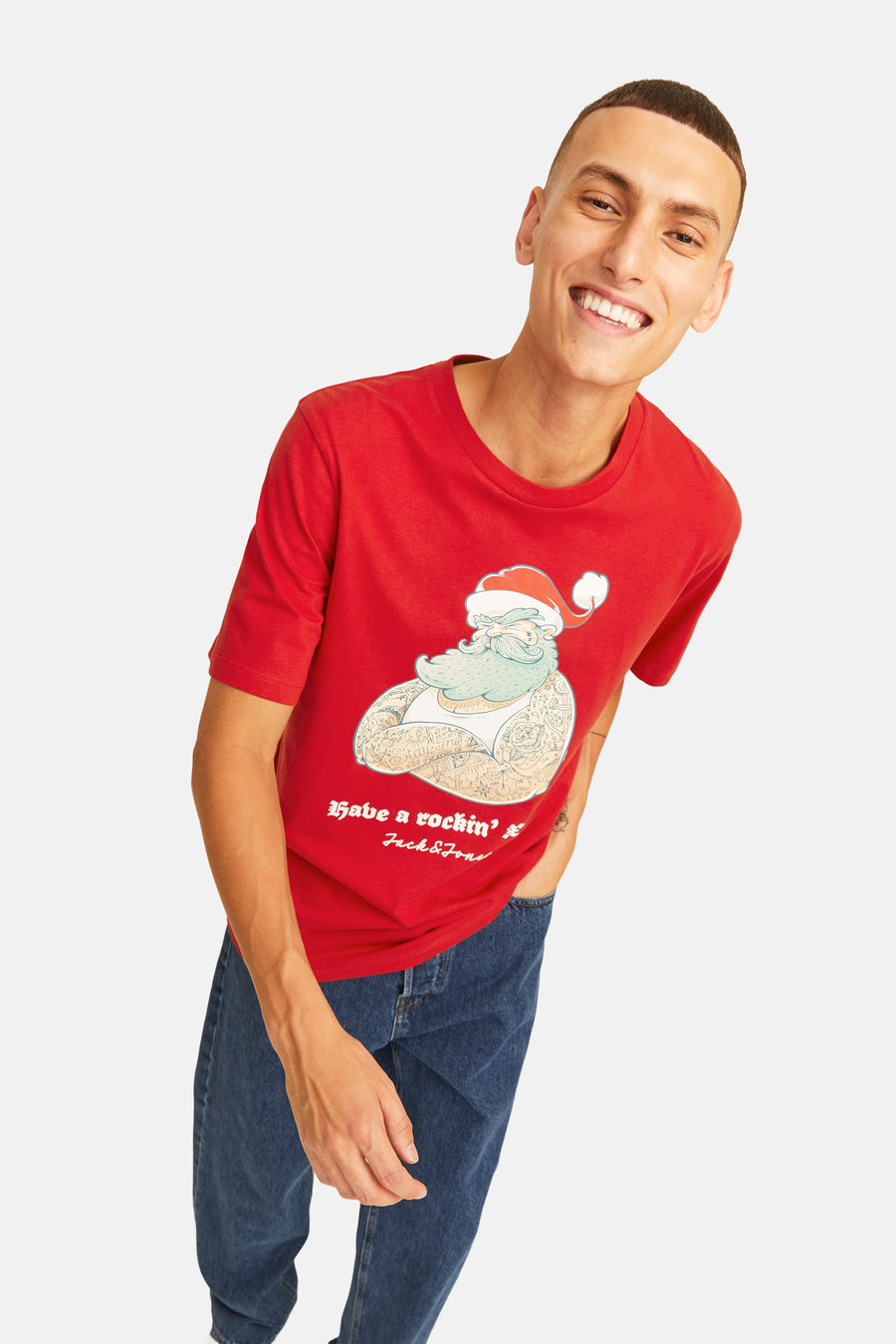 Rood T-shirt met korte mouwen van ORIGINALS BY JACK & JONES, met kerstmanprint en gedragen met een blauwe jeans.

