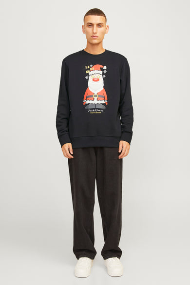 Zwarte ronde hals sweater met kerstman print van ORIGINALS BY JACK & JONES, gedragen door model in lifestyle shot