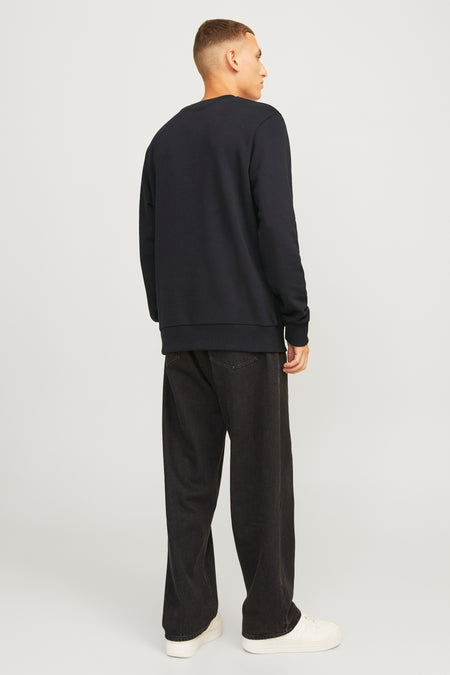 Zwarte ronde-hals sweater van ORIGINALS BY JACK & JONES, achterzijde weergegeven, gladde stof, ribboorden aan mouwen en zoom, gestyled met donkere jeans en witte sneakers.