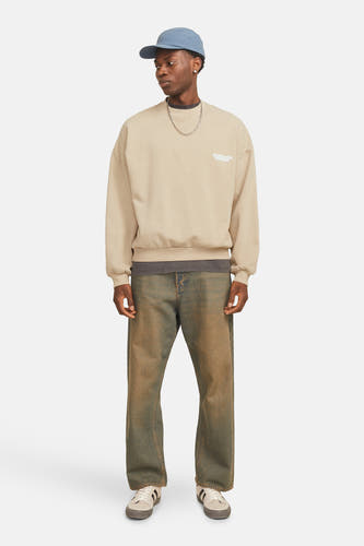 Gilet beige d'ORIGINALS BY JACK & JONES, avec des manches longues, un col rond et un accessoire en chaîne.