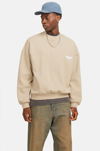 Gilet beige d'ORIGINALS BY JACK & JONES, avec un petit logo blanc sur la poitrine.
