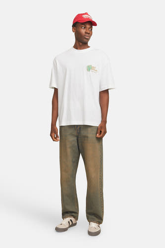 Wit T-shirt met korte mouwen van ORIGINALS BY JACK & JONES, met een kleine print op de borst, gecombineerd met een rode pet en donkere jeans.