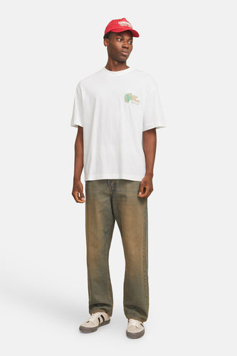 Wit T-shirt met korte mouwen van ORIGINALS BY JACK & JONES, met een kleine print op de borst, gecombineerd met een rode pet en donkere jeans.