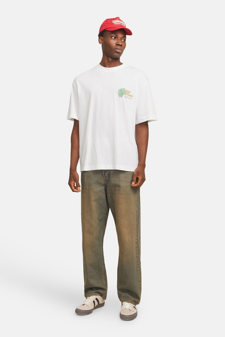 Wit T-shirt met korte mouwen van ORIGINALS BY JACK & JONES, met een kleine print op de borst, gecombineerd met een rode pet en donkere jeans.