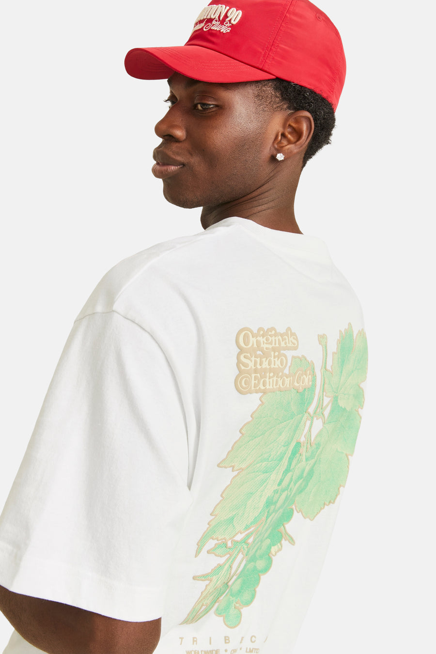 Wit T-shirt met korte mouwen van ORIGINALS BY JACK & JONES, met groene print op de achterkant en een rode pet.