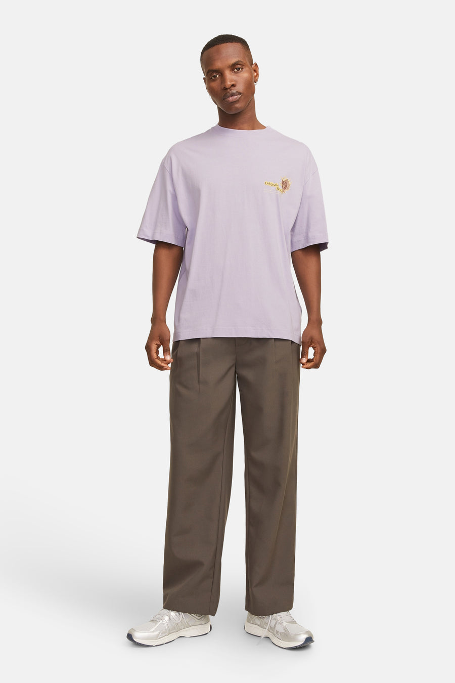 Paars T-shirt met korte mouwen van ORIGINALS BY JACK & JONES, met een kleine print op de borst, gecombineerd met een kaki broek en witte sneakers.
