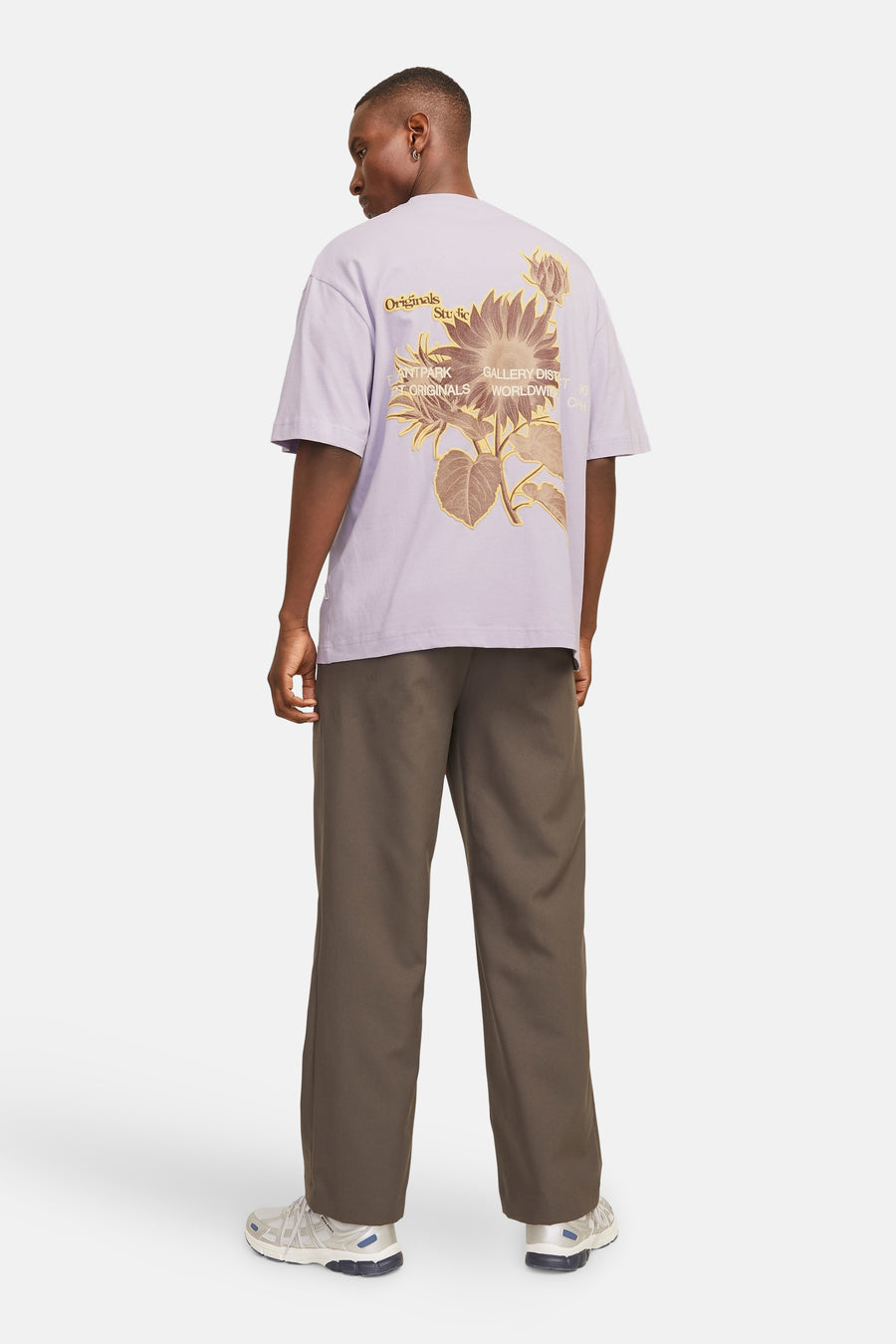 Paars T-shirt met korte mouwen van ORIGINALS BY JACK & JONES, met bloemenprint op de rug, gecombineerd met bruine pantalon en sneakers.