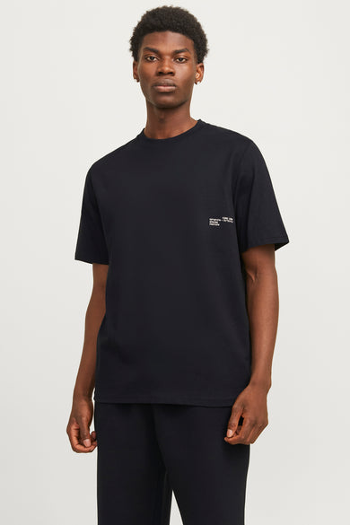Zwart T-shirt met korte mouwen van CORE BY JACK & JONES, met witte tekstprint op de borst.