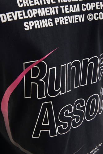 Zwart T-shirt met korte mouwen van CORE BY JACK & JONES, met witte print 'Runner Asso' en een roze detail.