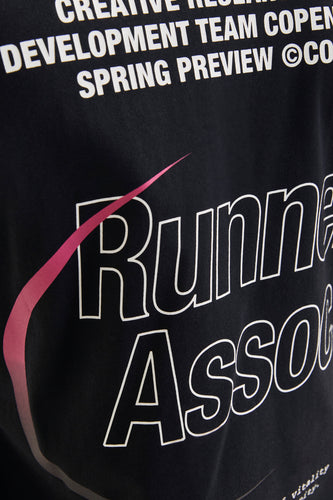 Zwart T-shirt met korte mouwen van CORE BY JACK & JONES, met witte print 'Runner Asso' en een roze detail.