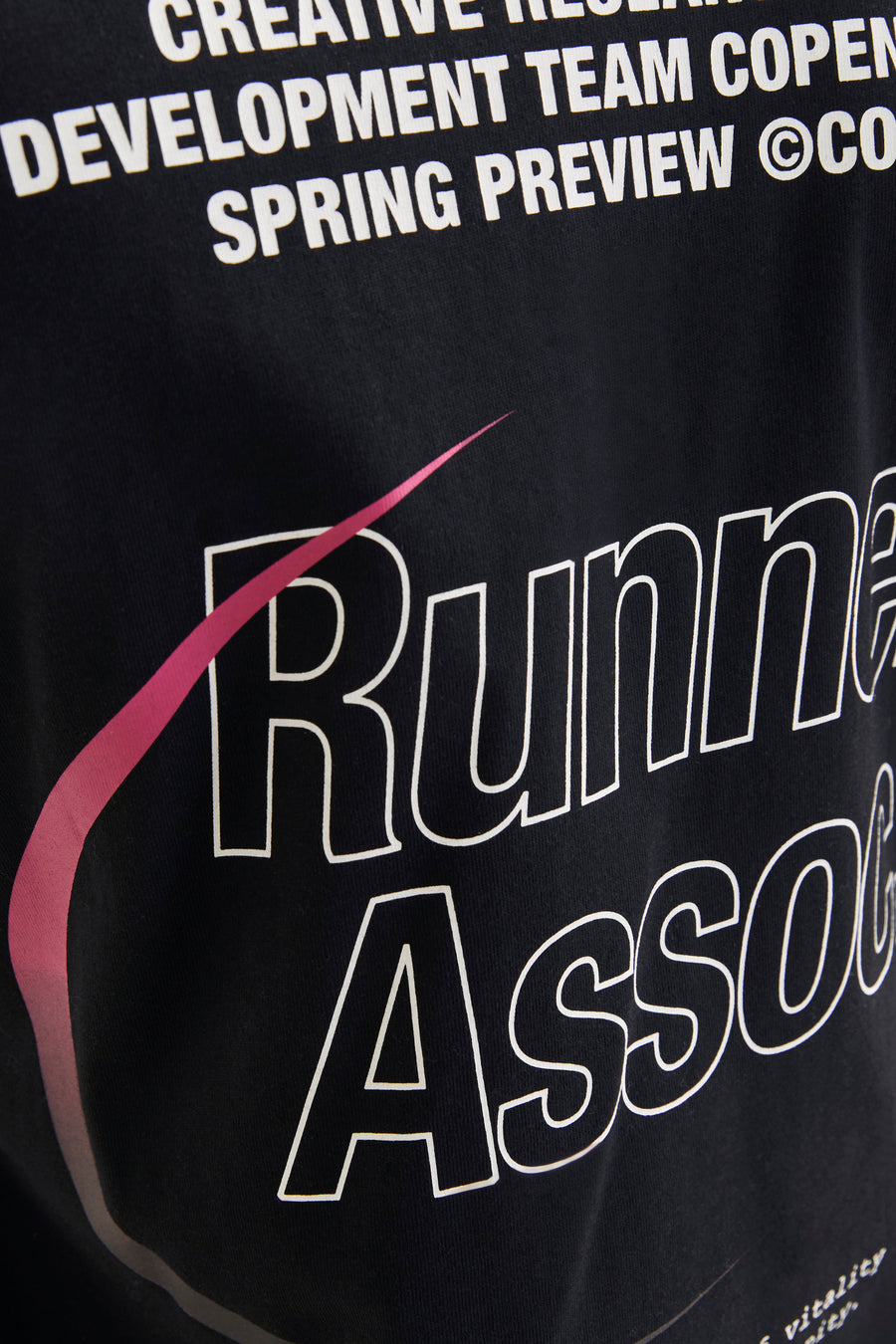 Zwart T-shirt met korte mouwen van CORE BY JACK & JONES, met witte print 'Runner Asso' en een roze detail.