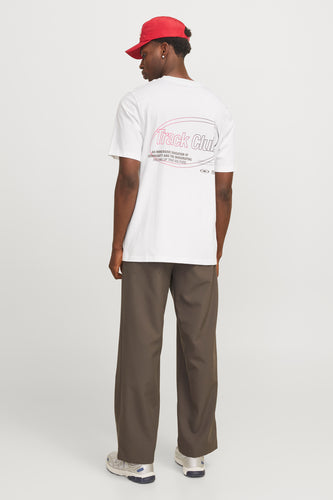 Wit T-shirt met korte mouwen van CORE BY JACK & JONES, met "Track Club" print op de rug, gecombineerd met bruine broek.