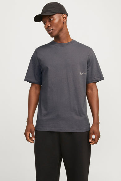 Paars T-shirt met korte mouwen van CORE BY JACK & JONES, met kleine tekst op de borst, gecombineerd met een zwarte pet en broek.
