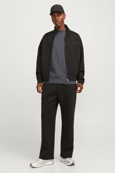 Paars T-shirt met korte mouwen van CORE BY JACK & JONES, gedragen onder een zwart bomberjack en bijpassende broek.