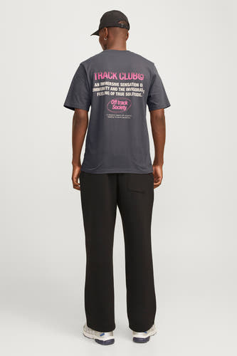 Paars T-shirt met korte mouwen van CORE BY JACK & JONES, met roze tekstprint op de rug, gedragen met een zwarte broek.
