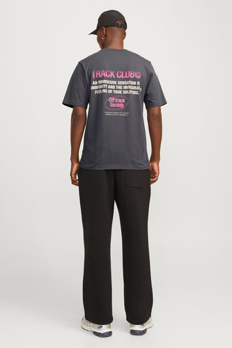 Paars T-shirt met korte mouwen van CORE BY JACK & JONES, met roze tekstprint op de rug, gedragen met een zwarte broek.