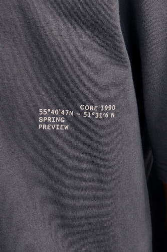 Paars T-shirt met korte mouwen van CORE BY JACK & JONES, met witte tekst en coördinaten bedrukt.