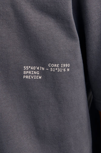 Paars T-shirt met korte mouwen van CORE BY JACK & JONES, met witte tekst en coördinaten bedrukt.