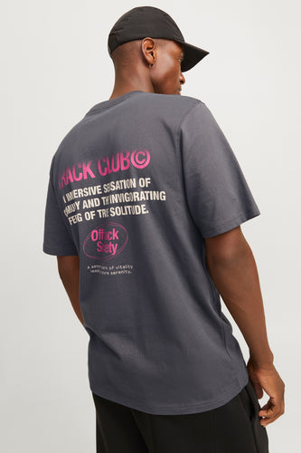Paars T-shirt met korte mouwen van CORE BY JACK & JONES, met tekstprint op de achterkant, gedragen met een zwarte pet.
