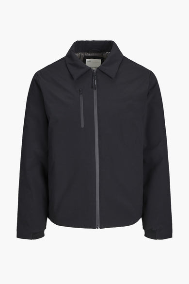 Zwarte korte jas van CORE BY JACK & JONES, met een ritssluiting en een kleine zak op de borst.