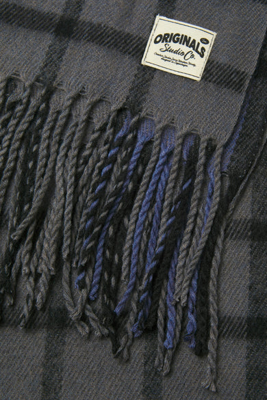 Chapeau d'hiver gris d'ACCESSORIES BY JACK & JONES avec des accents bleus dans les franges et un motif de lunettes.