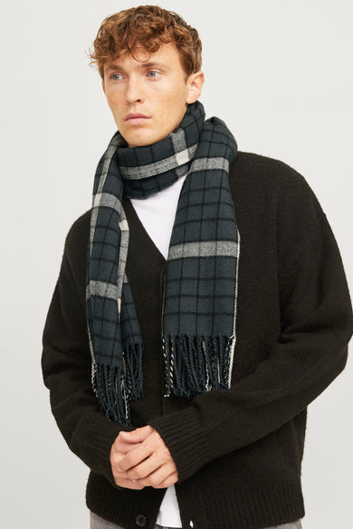Manteau d'hiver vert par ACCESSORIES BY JACK & JONES, avec un motif de visière et des franges aux extrémités.