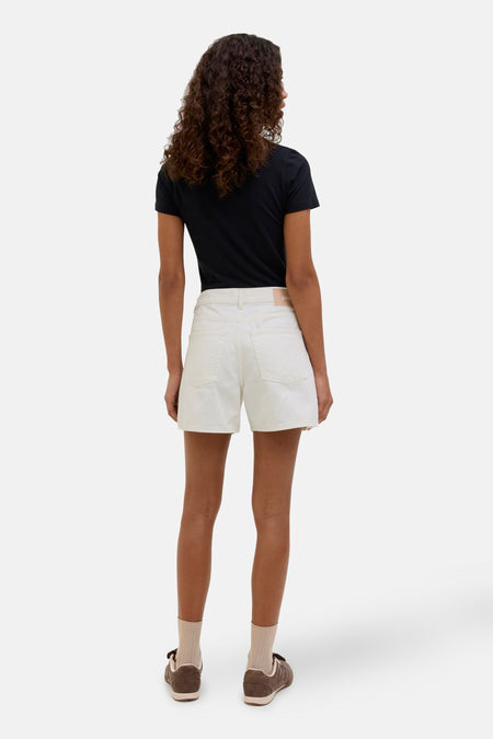 Witte short van JJXX, achterkant gezien, met beige sokken en bruine schoenen.
