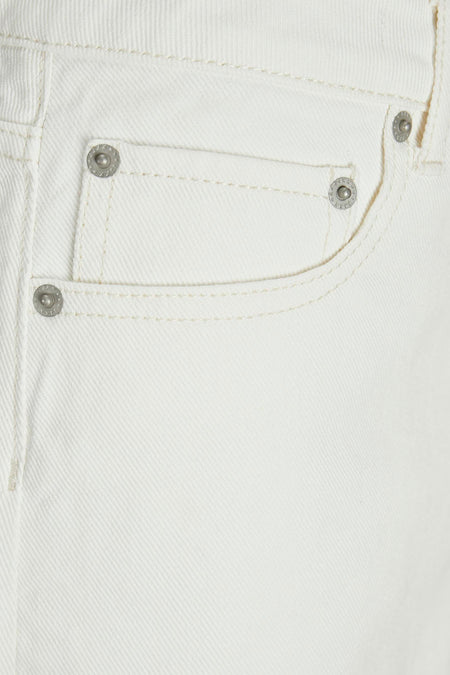 Witte short van JJXX, met detail van de zak met metalen knoop.