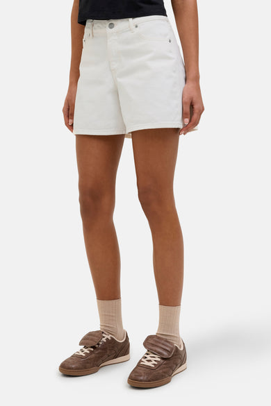Witte short van JJXX, gedragen met beige sokken en bruine leren schoenen.
