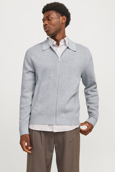 Grijs gilet van PREMIUM by JACK & JONES, met een ritssluiting over een gestreept overhemd en bruine pantalon.
