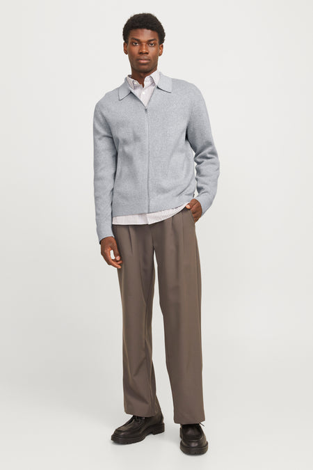 Grijs gilet van PREMIUM by JACK & JONES, gedragen over een gestreept overhemd en bruine pantalon, met zwarte schoenen.
