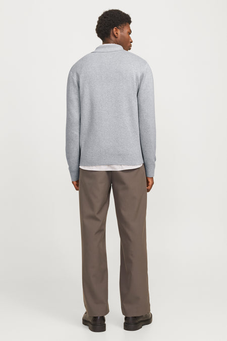 Grijs gilet van PREMIUM by JACK & JONES, gezien van achteren, gecombineerd met een gestreept overhemd en bruine pantalon.
